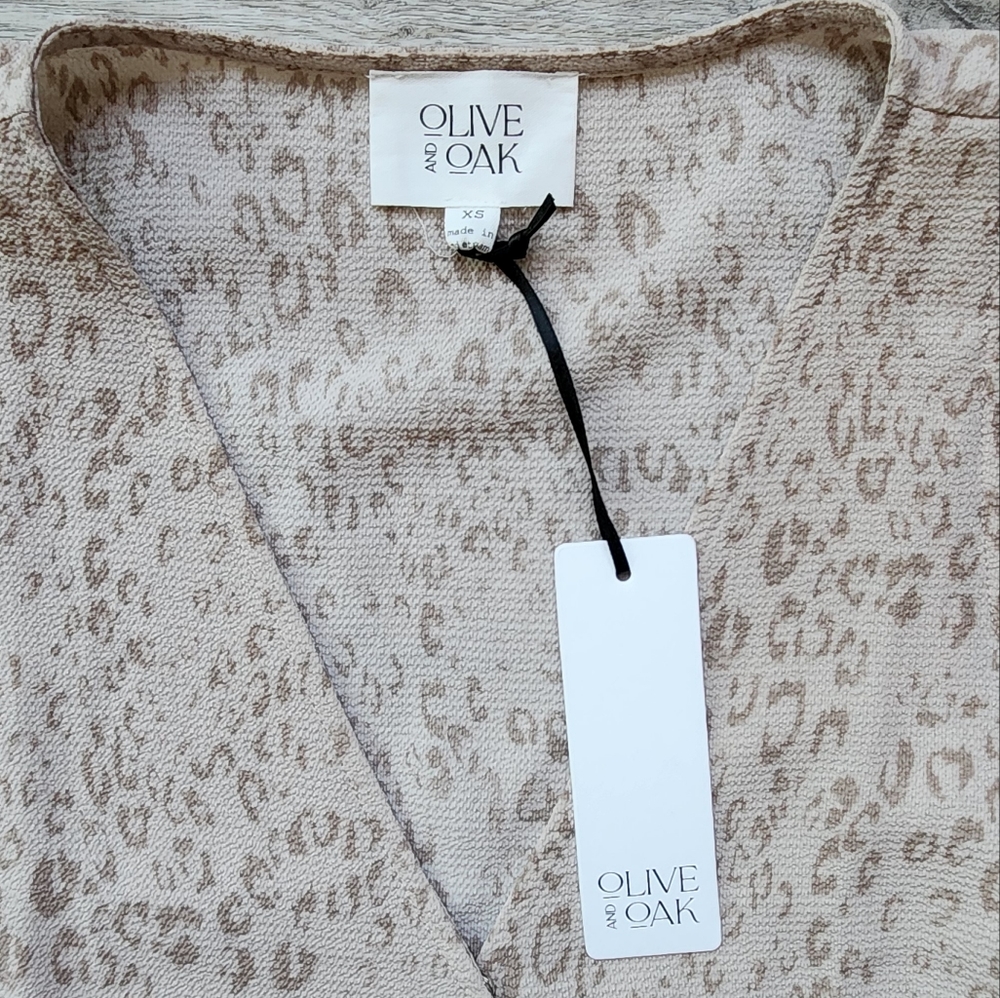 Olive & Oak Tan Leopard Top Womens Xs Sleeveless Drape Front Cross Nwt - Picture 3 of 8